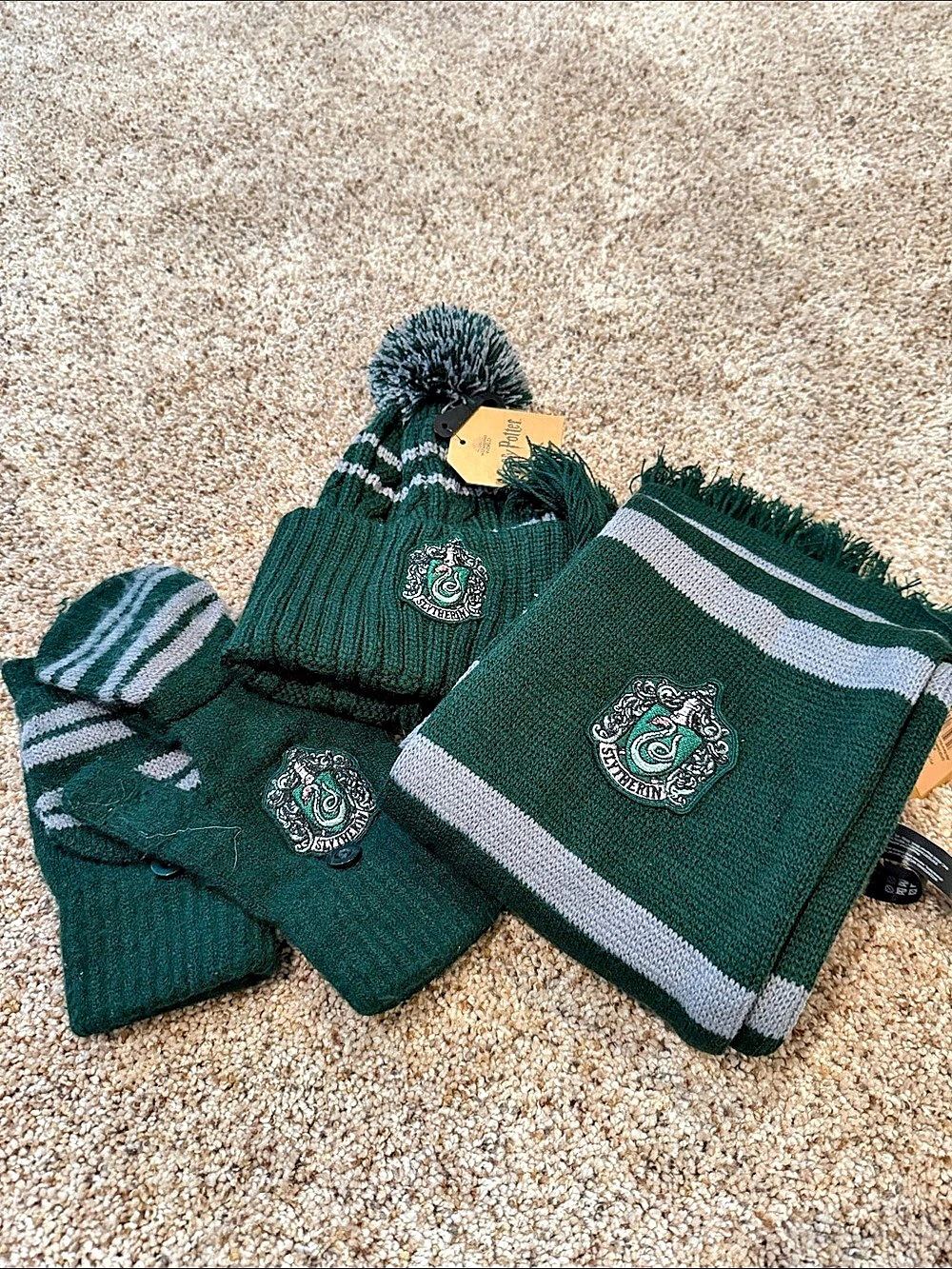 Harry Potter Slytherin Winter Hat Scarf and Gloves Set Green & Gray NWT